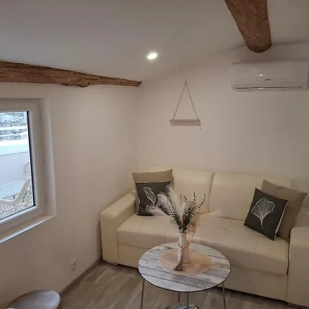 Cocoo'nimes Avec Terrasse Apartamento *
